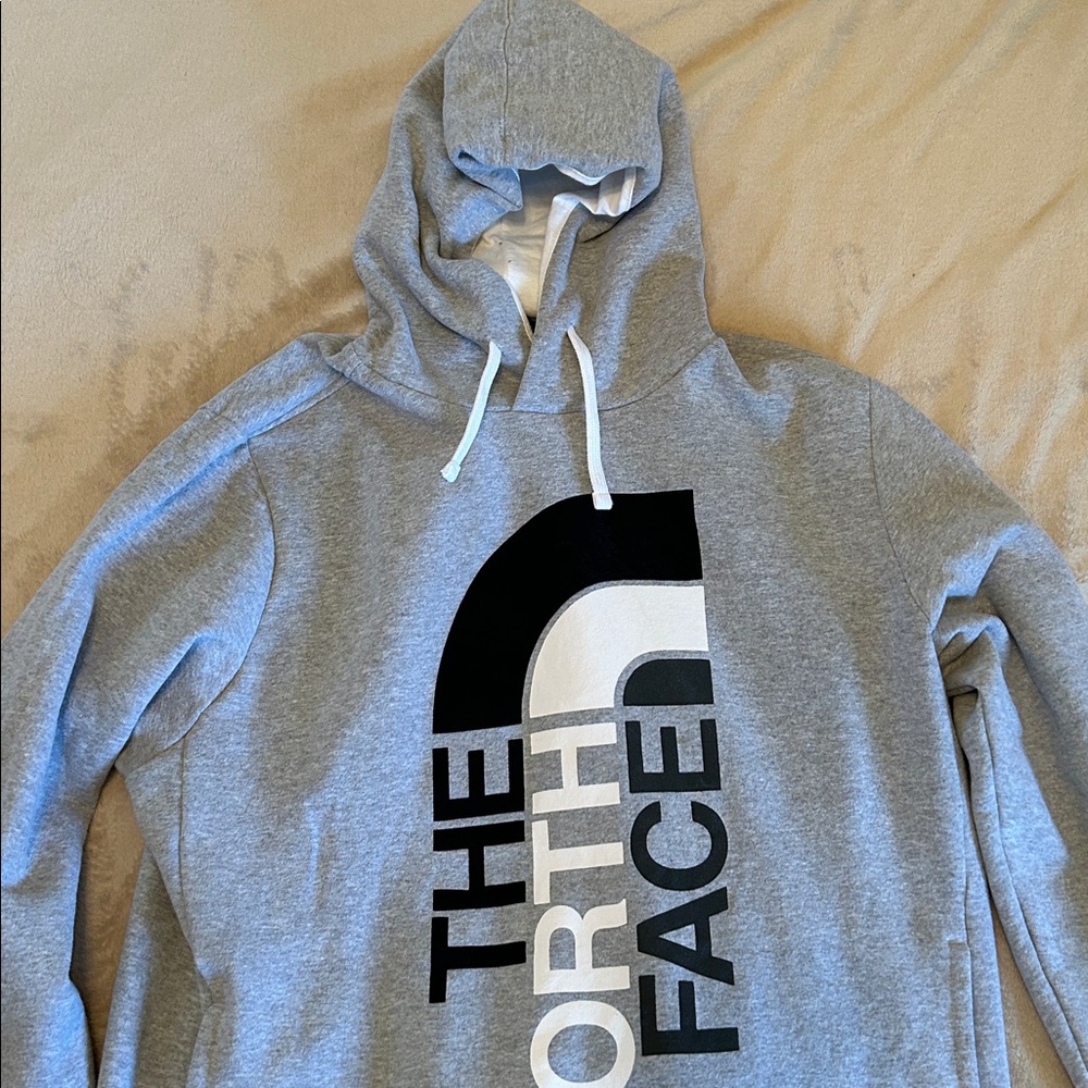 🔥The North Face Light Gray Hoodie with Bold Logo